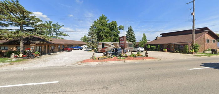 Korbinskis Lakeview Motel (McKees Coffee Bar and Cabins, Denton Creek Motel) - 2022 Street View Of Korbinskis (newer photo)
